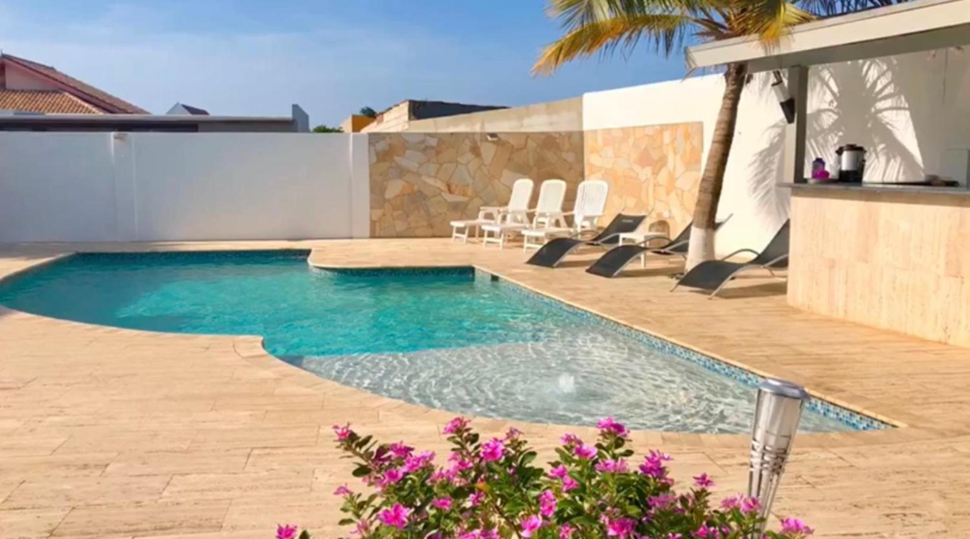 Genesis Apartments Palm Beach Esterno foto