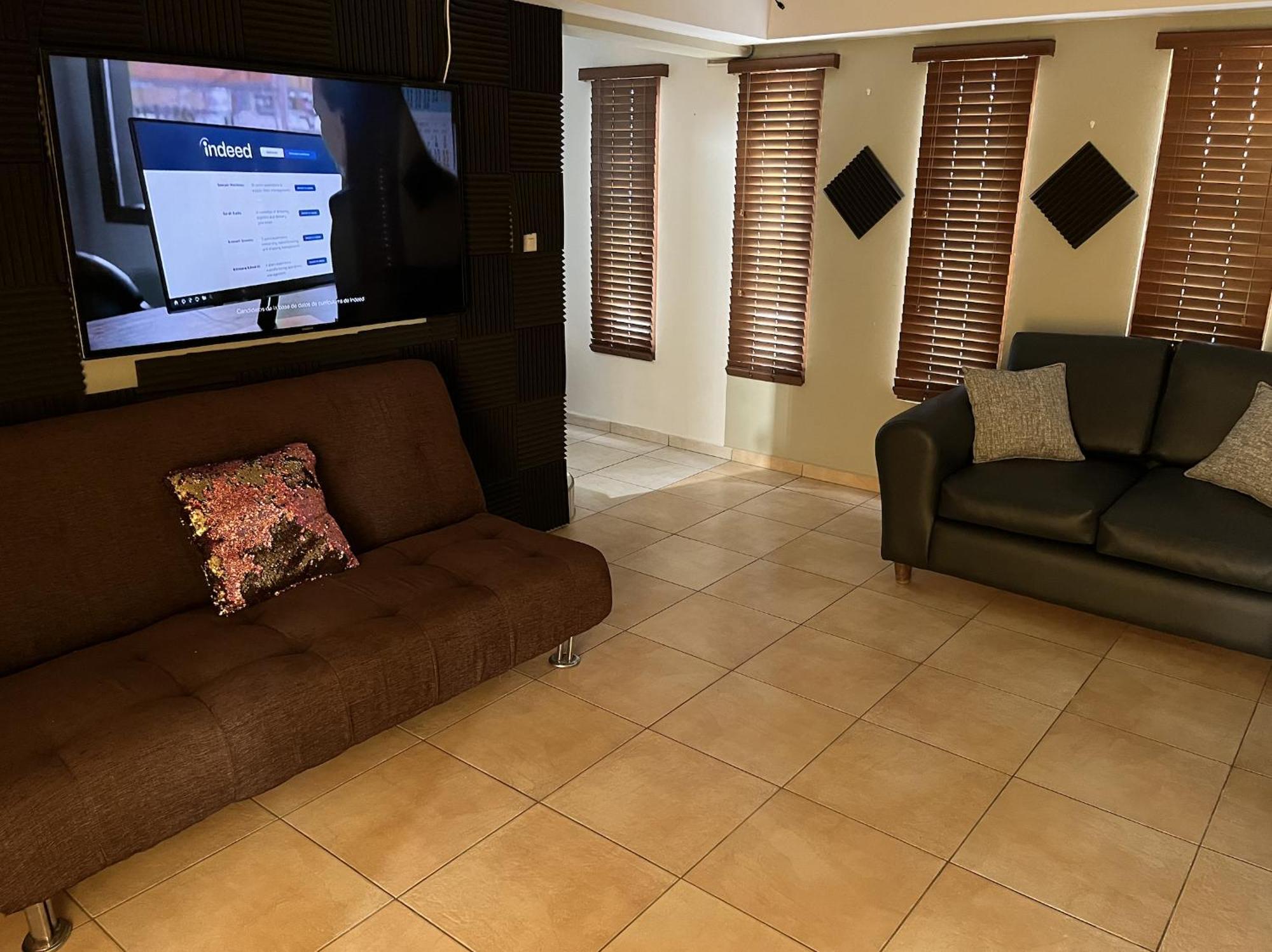 Genesis Apartments Palm Beach Esterno foto